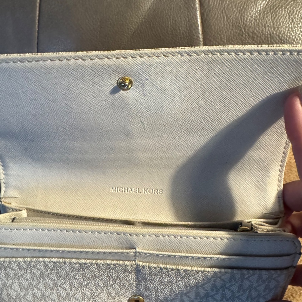 Beautiful creamy white Michael Kors purse with Michael Kors wallet - Picture 4 of 4